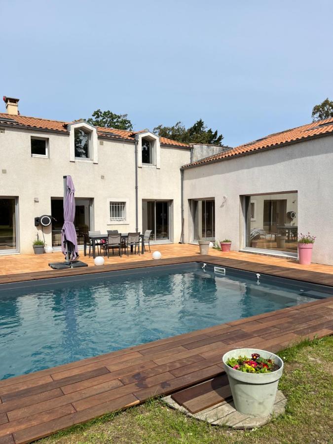 Double Avec Salle De Bain Et Toilettes Separes , Kitchenette Partagee *